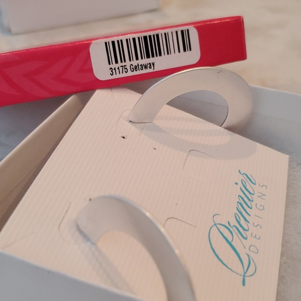 Getaway hoop earrings 1 1/2"